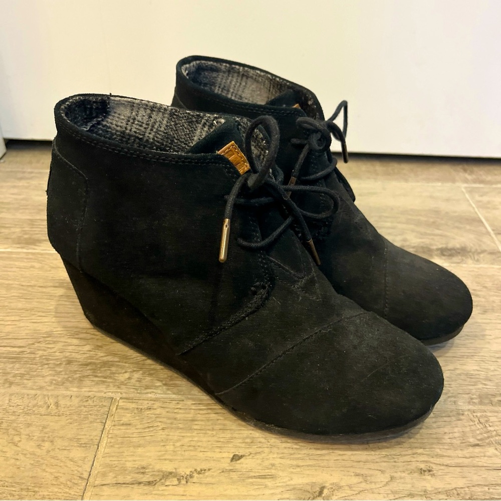 Toms Black Suede Lace Up Desert Wedge Boots Booties Women’s Size 9.5